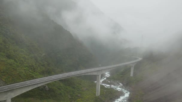 ニュージーランドの南アルプスの峠であるアーサー峠のオティラ ヴィアドュクト展望台での雨 — ストック動画