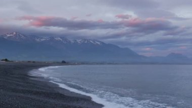 Dalga Kaikoura Sahili 'nde sahile vurdu, Güney Adası, Yeni Zelanda.