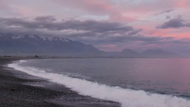 Kaikoura Sahili Nin Kıvrımlı Dağ Arkaplanlı Günbatımı — Stok video