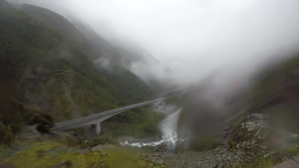 ニュージーランドのアーサー峠のOtira Viaduct Lookoutで霧と雨の日 — ストック動画