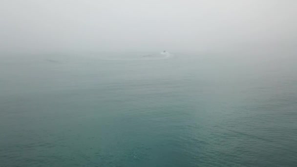 在新西兰南岛开考拉 空中看到一艘船在雾蒙蒙的海面上离开 — 图库视频影像