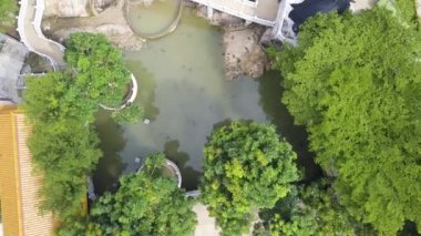 Kek Lok Si tapınağındaki kaplumbağa göletine bak..