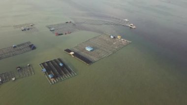 Teluk Tempoyak 'ta açık deniz tarımı.
