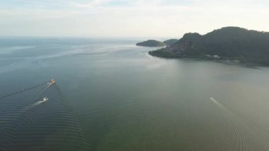 Gemiler Teluk Tempoyak denizinde hareket ediyor.