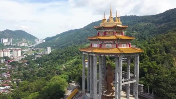 Vista aérea Kuan Yin Deusa do Pavilhão da Misericórdia, Kek Lok Si. — Vídeo de Stock