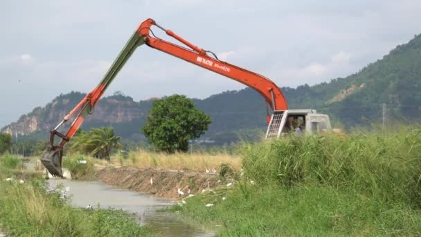 A escavadora está a escavar no rio. Projecto de alargamento dos rios. — Vídeo de Stock