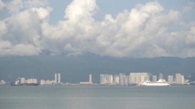 Zaman ayarlı konteynır gemisi Penang Adası 'na hareket ediyor..