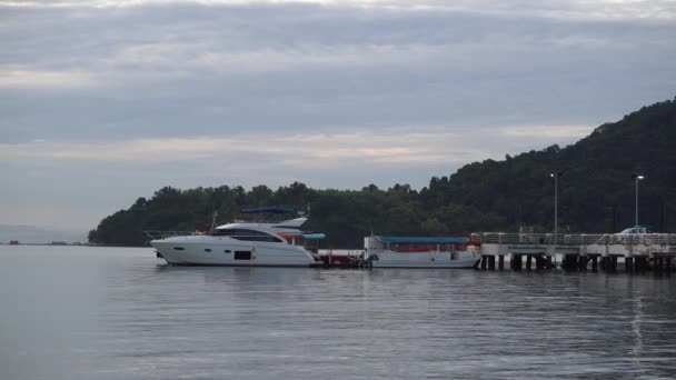 Barca da crociera si prepara a trasportare passeggeri a Pulau Jerejak. — Video Stock