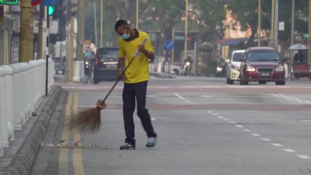 Městská rada zametla podlahu, aby zachovala čistotu města. — Stock video