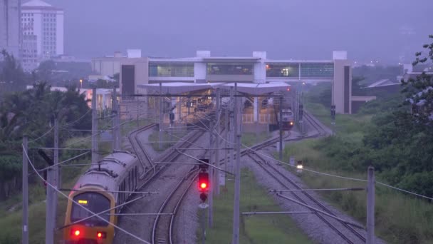 Elektrisk tågtrafik anländer Bukit Mertajam Station på morgonen. — Stockvideo