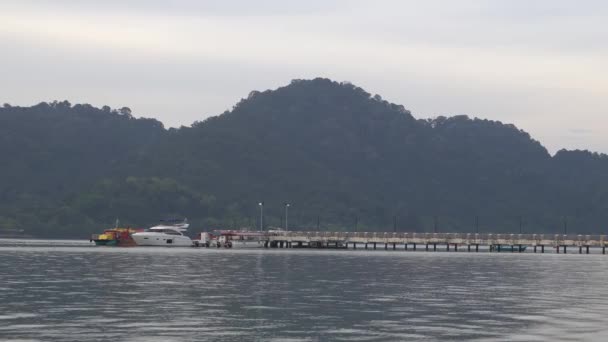 Båtpark vid Pulau Jerejak på morgonen. — Stockvideo