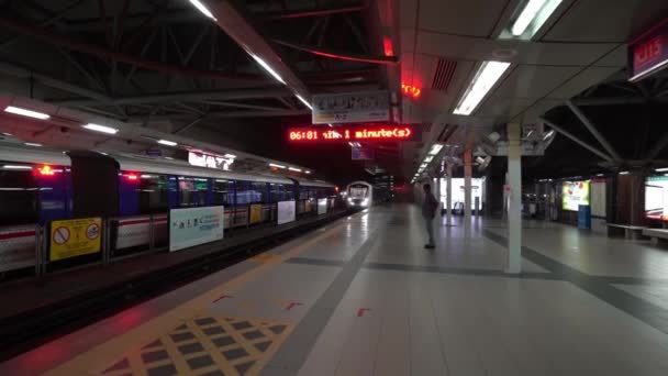 Menschen tragen Maske an der Stadtbahn bei kl Sentral. — Stockvideo