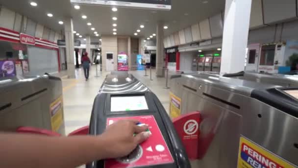 POV använder smart tag för att betala avgifterna på LRT Station. — Stockvideo