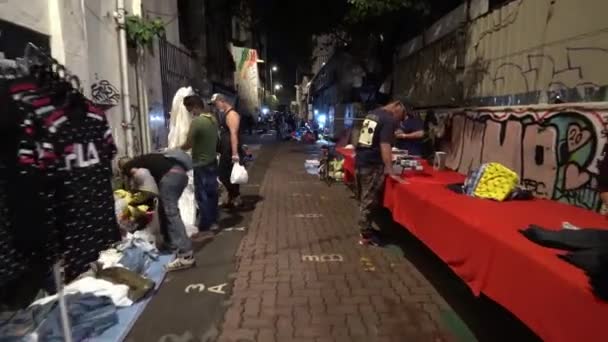 İnsanlar sabah erken saatlerde Petaling Caddesi 'ndeki bit pazarında işe başlıyorlar.. — Stok video