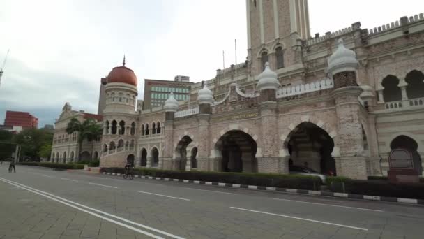 Cyclist exercise at the road near Bangunan Sultan Abdul Samad. — Stock Video