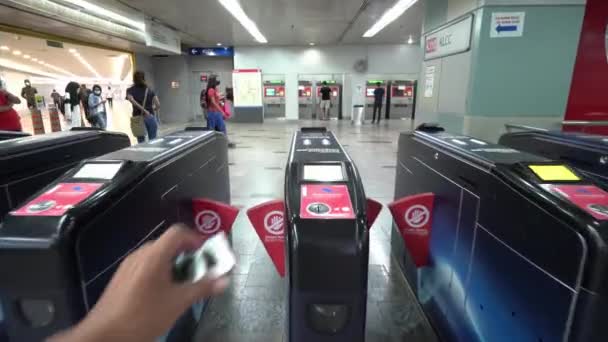 POV nutzen bargeldloses Bezahlen mit Touch and Go-Karten an der Stadtbahnstation — Stockvideo