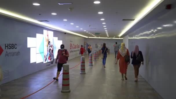 La gente usa máscara en el área concurrida en el pasadizo de LRT — Vídeos de Stock