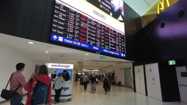 Widok turystyczny lotnisko wyjazdu signboard znać harmonogram. — Wideo stockowe