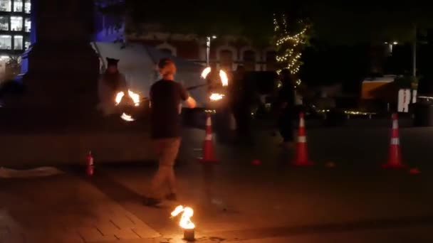 Brandweerlieden spelen met vuur op straat — Stockvideo