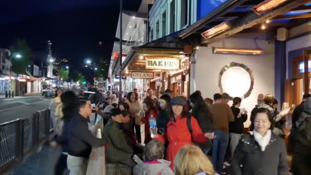 Gente frente al restaurante de Fergburger. — Vídeo de stock