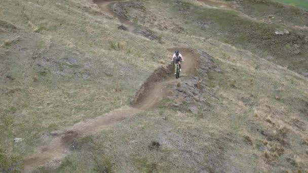 Ενεργητικός άνθρωπος ποδηλασία στην κορυφή του λόφου. — Αρχείο Βίντεο