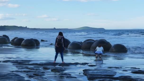 Επισκέπτης στο Moeraki Boulders κατά την απογευματινή ώρα. — Αρχείο Βίντεο