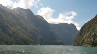 Milford Sound 'daki dağlar ve bulutlar.