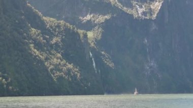 Milford Sound, Yeni Zelanda 'da feribot gezisi.