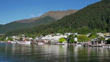 Kasabanın yakınındaki Wakatipu Gölü 'nde gemi parkı..