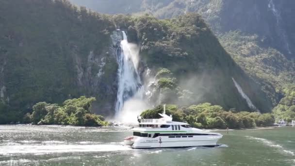 纽西兰南岛米尔福德湾的旅客渡船及瀑布. — 图库视频影像