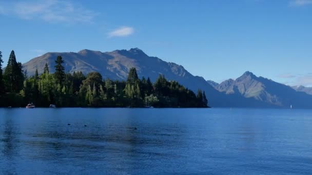 Panning Lake Wakatipu in den blauen Himmel. — Stockvideo