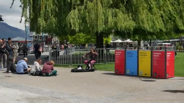 Tourist απολαύσετε την απόδοση busker παίζουν βιολί στο δρόμο — Αρχείο Βίντεο