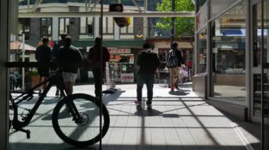 Sokaklarda zebra duvar resmiyle gezen bir turist..