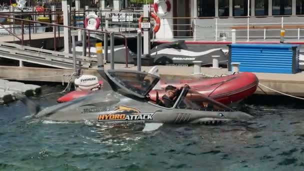 Un homme à bord d'Hydro Shark. Meilleur tour d'adrénaline du magnifique lac Wakatipu. — Video