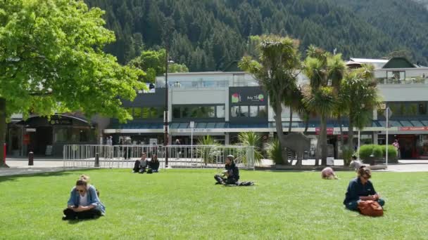 在阳光灿烂的天气,游客们在公园里休息一下. — 图库视频影像