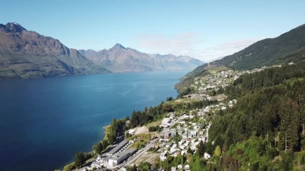 Vista aérea Queenstown y el lago Wakatipu. — Vídeo de stock