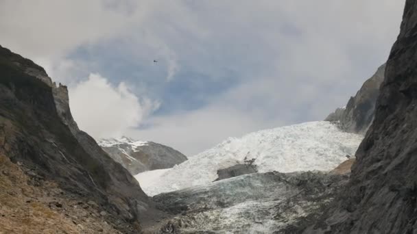 Ein Hubschrauber verlässt den Franz-Josef-Gletscher. — Stockvideo