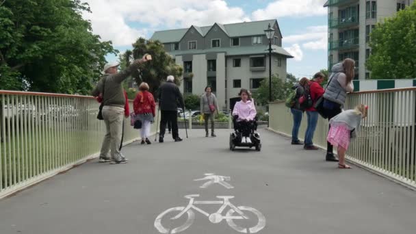 Люди ходят по пешеходной и велосипедной дорожке. — стоковое видео