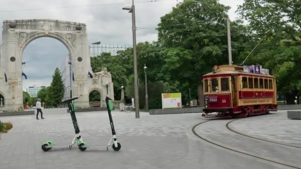 Tram City Tour Loop in Nieuw-Zeeland en kalk elektrische scooter — Stockvideo