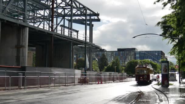 Tram stop bij het station in de stad. — Stockvideo