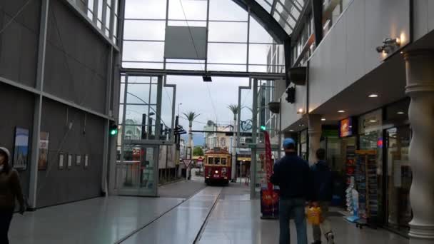 Straßenbahn kommt am Christchurch Railway Station an. — Stockvideo