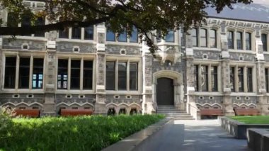 Tarihi yapıya doğru ilerliyoruz. Sanat Merkezi..