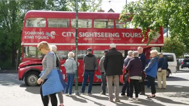 Ludzie czekają na czerwony dwupokładowy do wyjazdu na zwiedzanie miasta. — Wideo stockowe