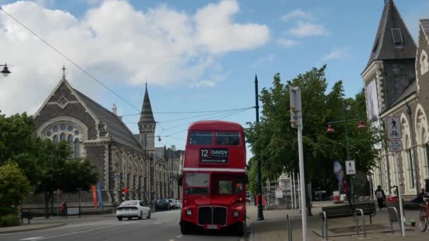 Red double decker ir para passear depois que o passageiro até o ônibus. — Vídeo de Stock