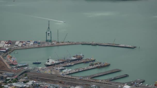 Lyttelton é uma cidade portuária na costa norte do Porto de Lyttelton — Vídeo de Stock