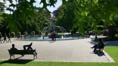 Turistler Peacock Çeşmesi ve botanik bahçesinin keyfini çıkarıyorlar..