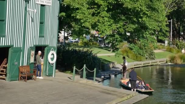 Punting llega a la orilla del río. Traditiona trnsport explorar Jardín Botánico — Vídeos de Stock