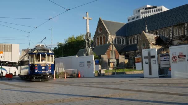 411 Tramway restaurante e 178 tramway city tour passam pela Igreja Catedral. — Vídeo de Stock