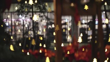 Arka fıskiyeli ve alışveriş merkezli bulanık noel ağacı. Kış tatili vitrinleri