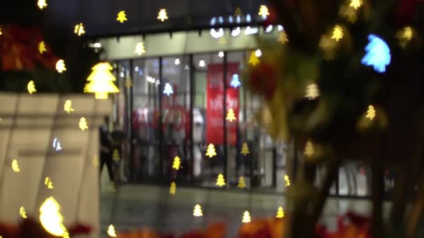 在购物中心里 漂亮的 分散注意力的圣诞树摇曳着 背景人士购物 — 图库视频影像